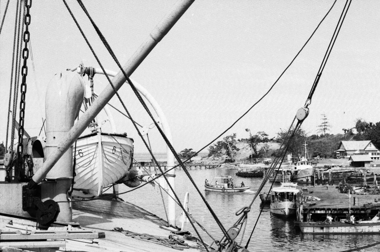 BD/133/689 - 
Zicht op Hollandia vanaf aangemeerd schip
