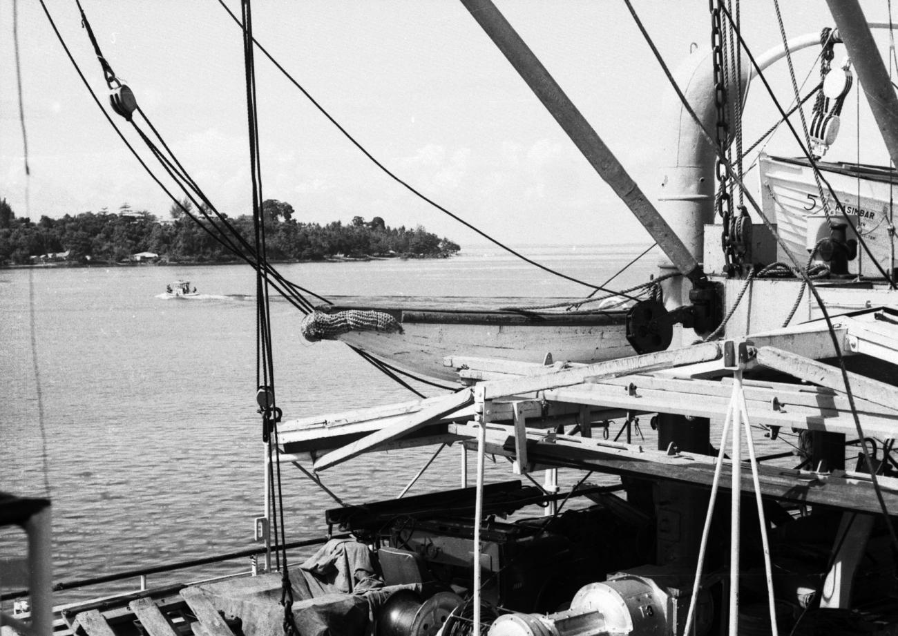 BD/133/690 - 
Zicht op zeegat vanaf aangemeerd schip
