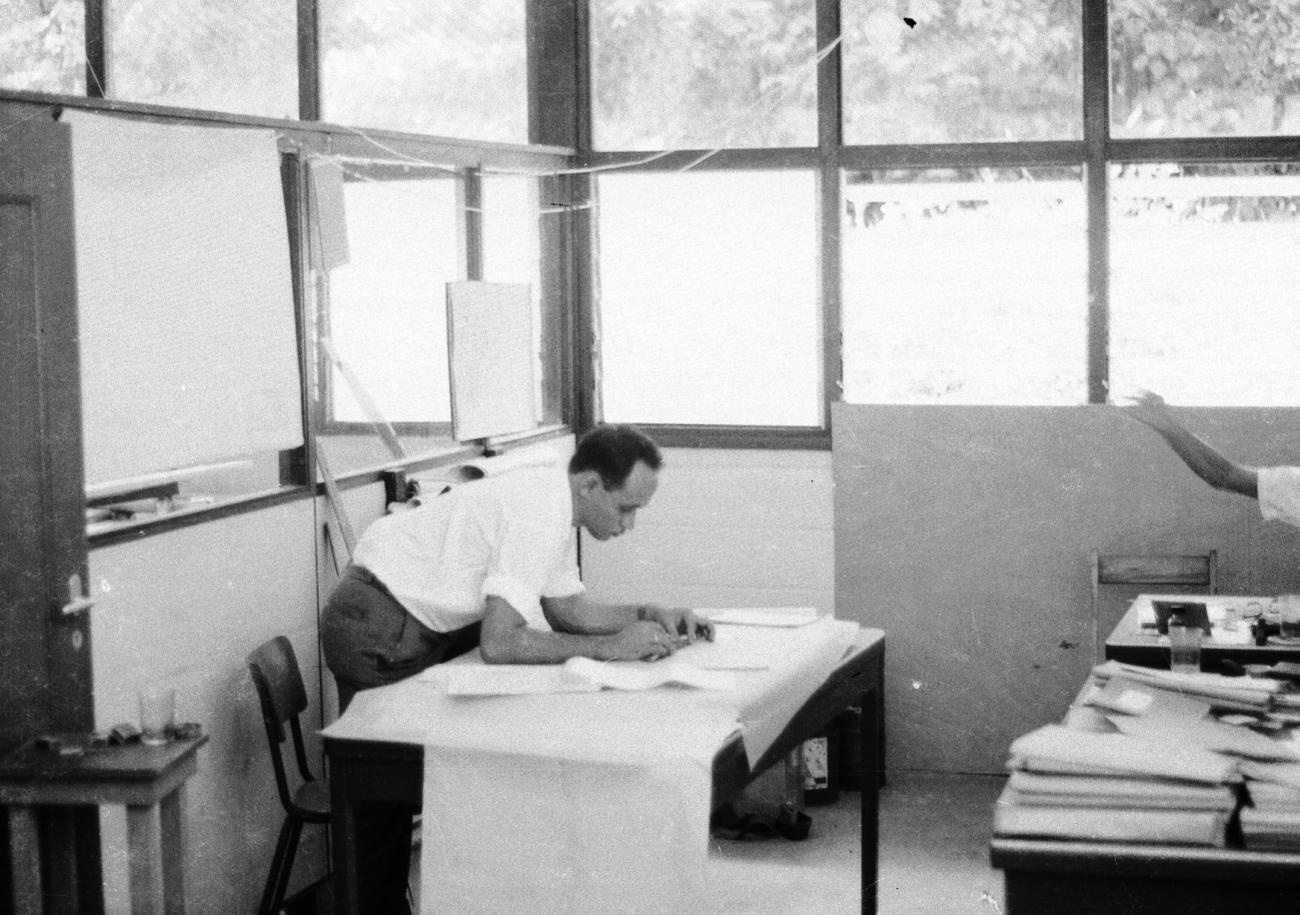 BD/133/697 - 
Functionaris werkend aan bureau in kantoor
