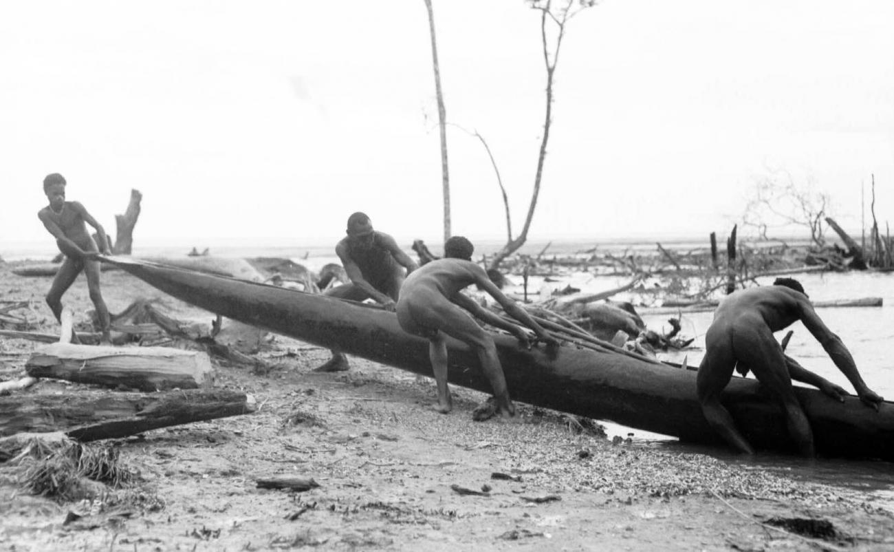 BD/133/70 -
Tocht Merauke-Kapi: Mannen die een prauw uit het water halen