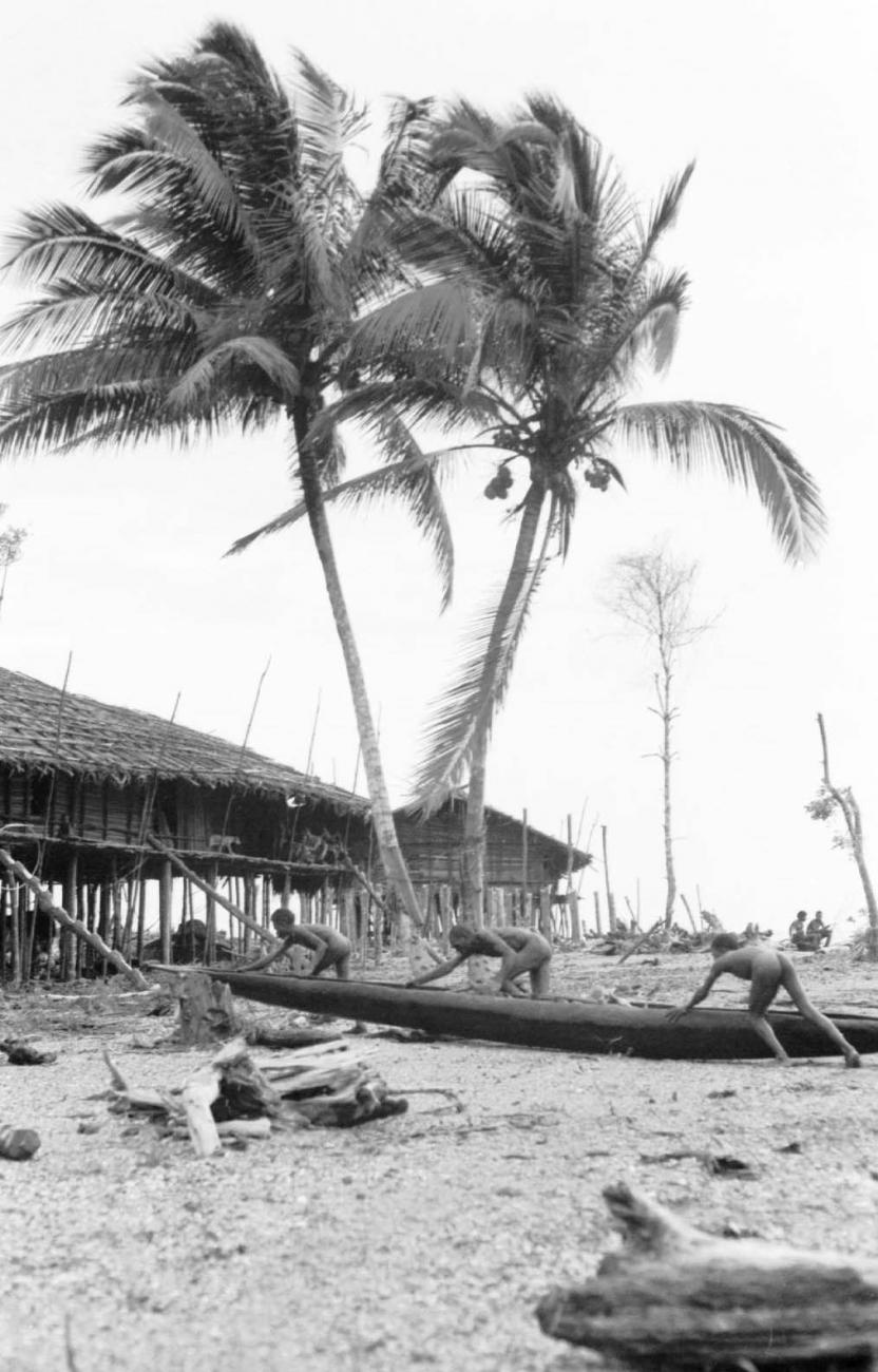BD/133/71 -
Tocht Merauke-Kapi: Mannen die een prauw uit het water halen