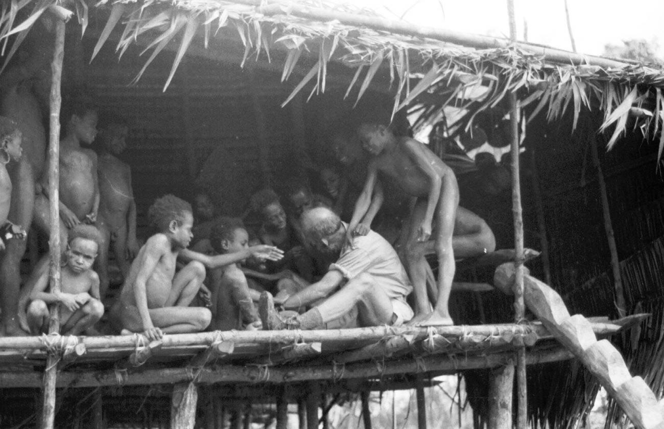 BD/133/72 -
Tocht Merauke-Kapi: Westerling tussen Papua kinderen
