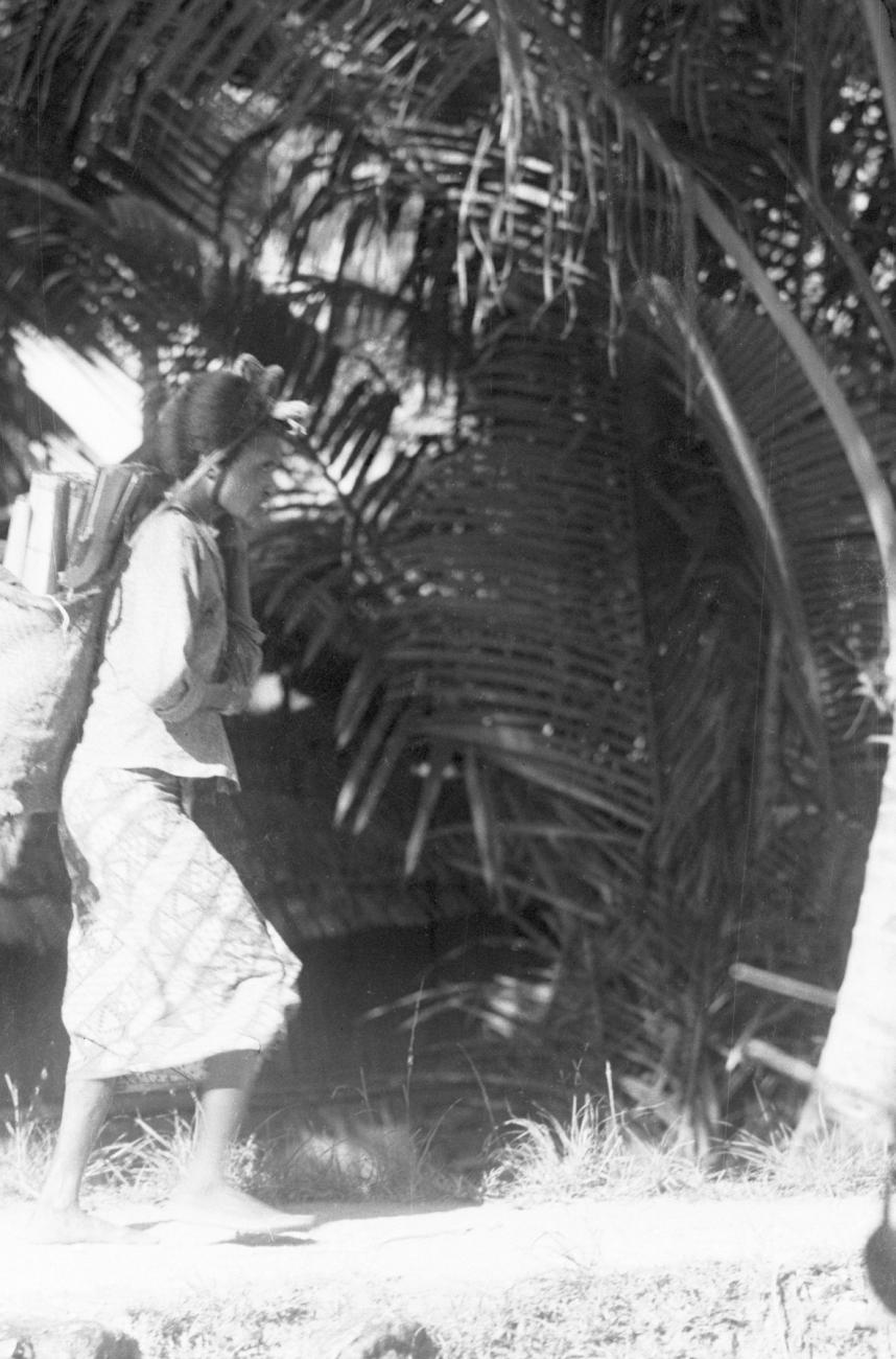 BD/133/735 - 
Vrouw met draagtas hangend van haar voorhoofd
