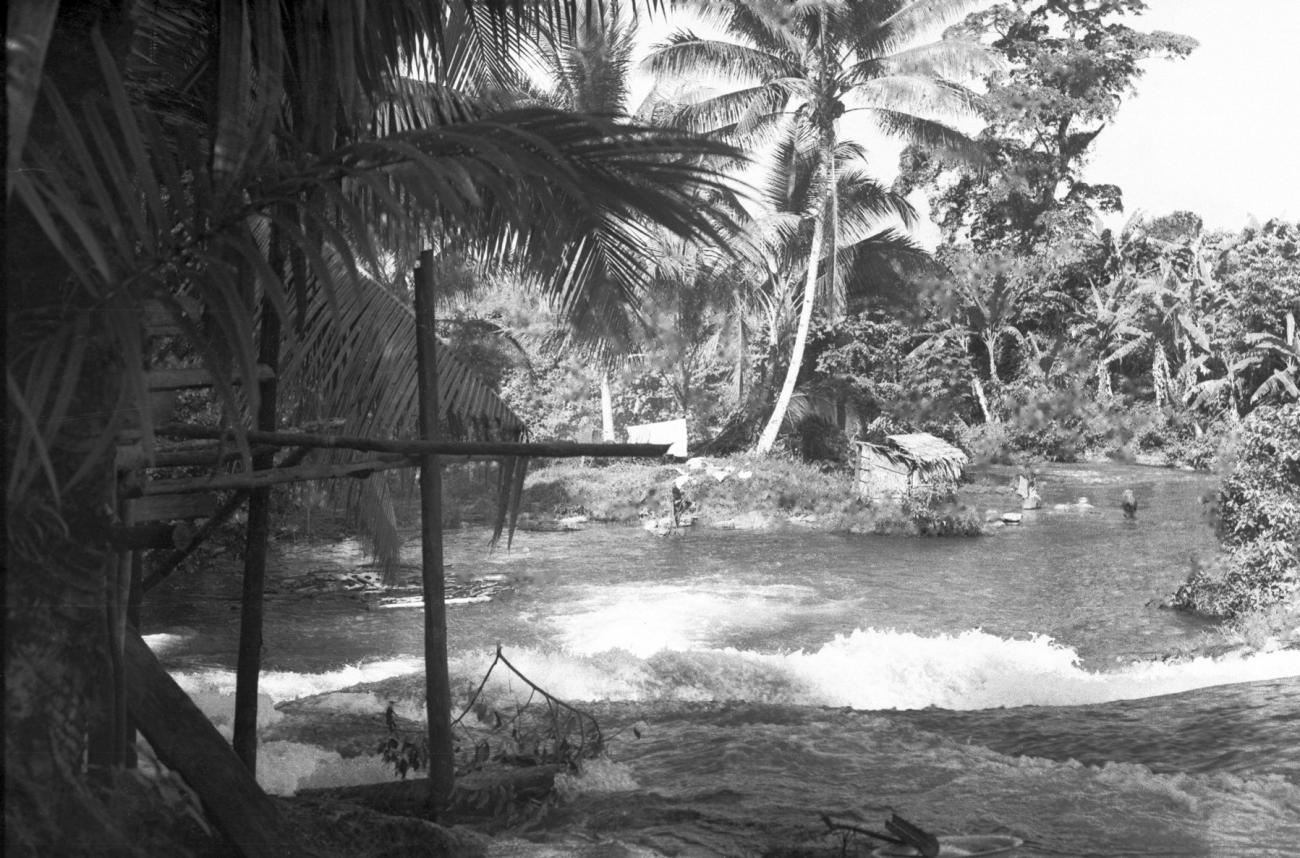 BD/133/738 - 
Rivier met stroomversnelling en hut
