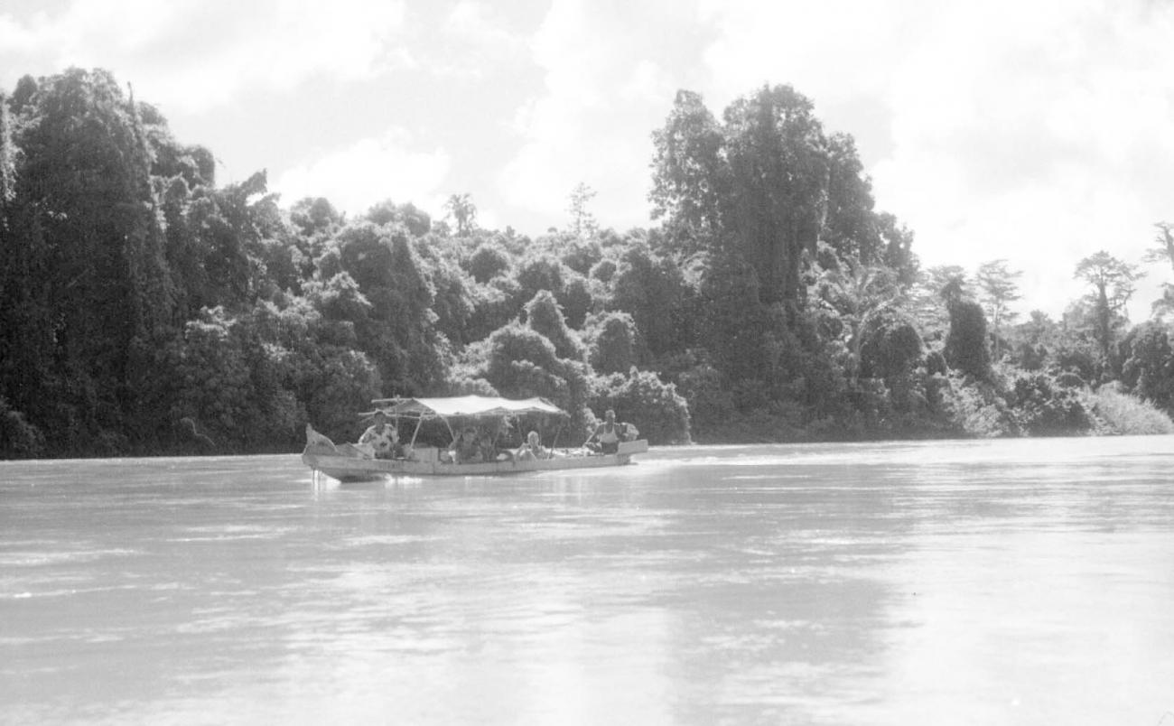 BD/133/73 -
Sarmi-Hollandia: Boot op de rivier