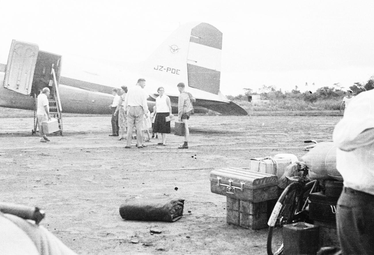 BD/133/742 - 
Airstrip met vliegtuig, fiets en (westerse) passagiers
