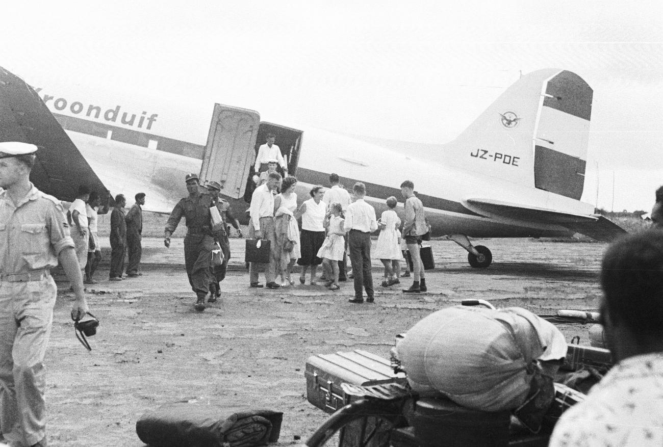 BD/133/744 - 
Airstrip met vliegtuig en (westerse) passagiers
