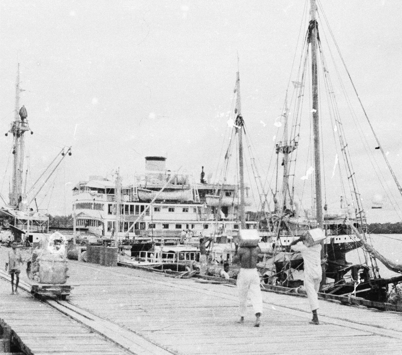 BD/133/784 - 
Aanlegsteiger  met schepen,  haven van Hollandia
