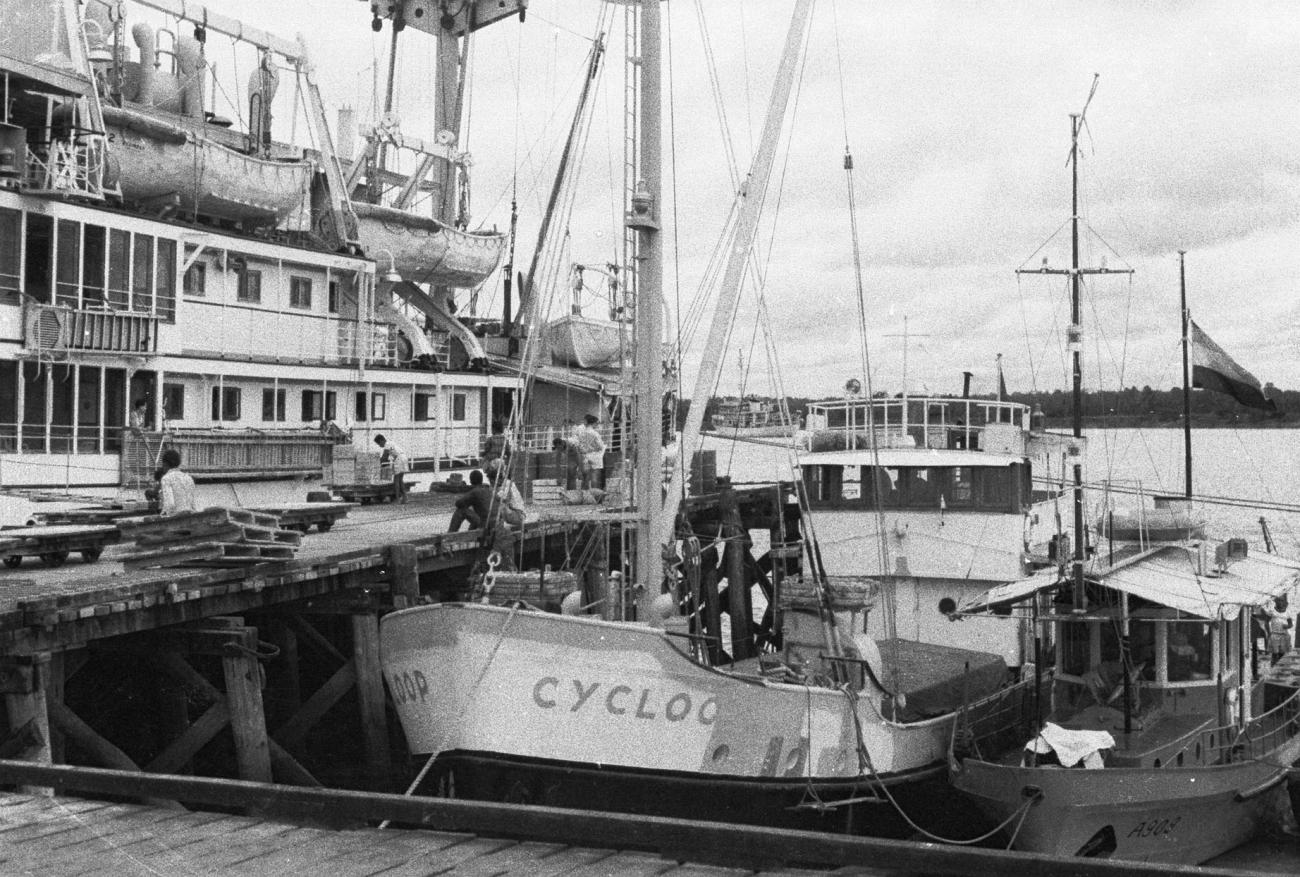 BD/133/786 - 
Aanlegsteiger  met schepen,  haven van Hollandia
