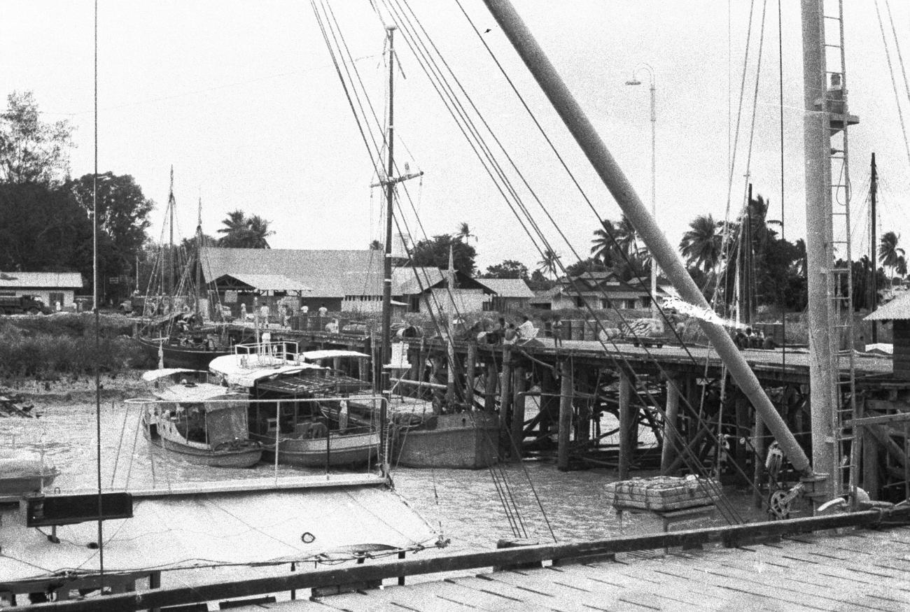 BD/133/788 - 
Aanlegsteiger  met schepen,  haven van Hollandia
