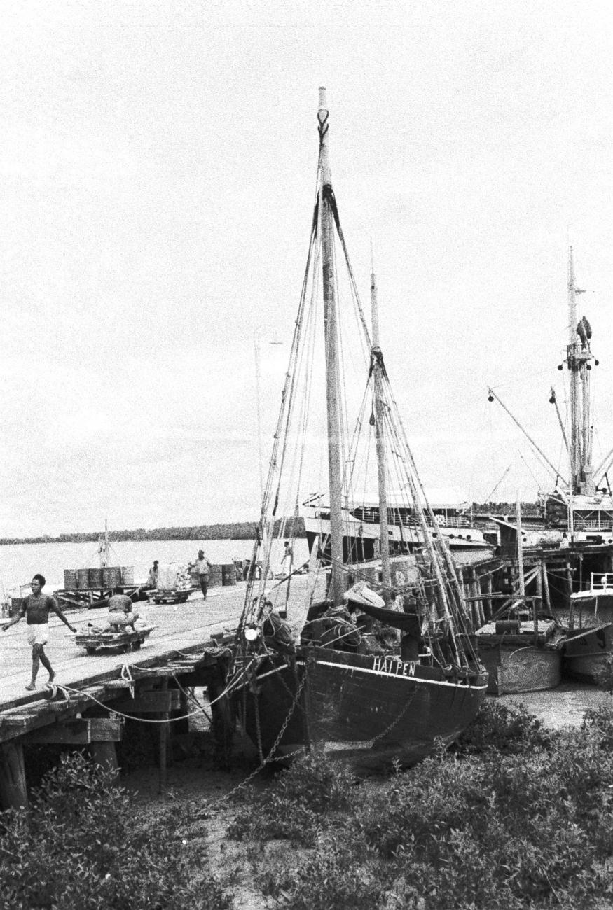 BD/133/791 - 
Aanlegsteiger  met zeilschip Hai Pen,  haven van Hollandia
