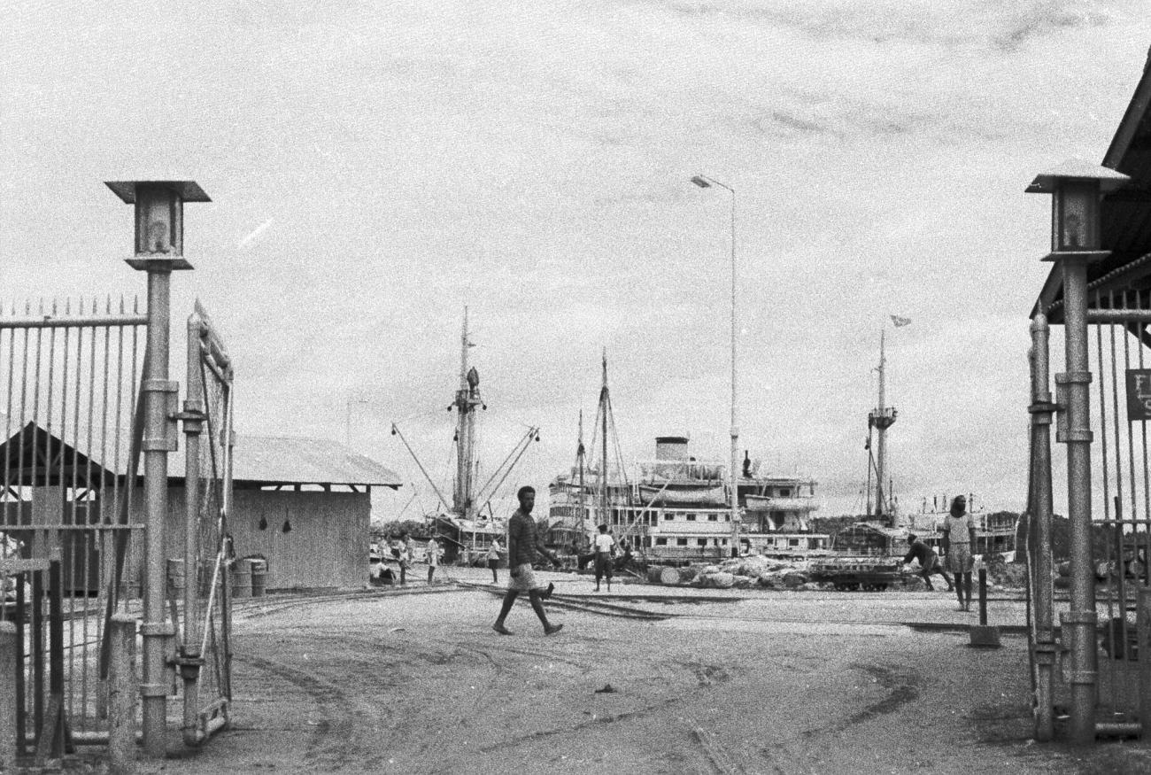 BD/133/792 - 
Zicht op de havenwerf vanaf toegangshek, haven van Hollandia
