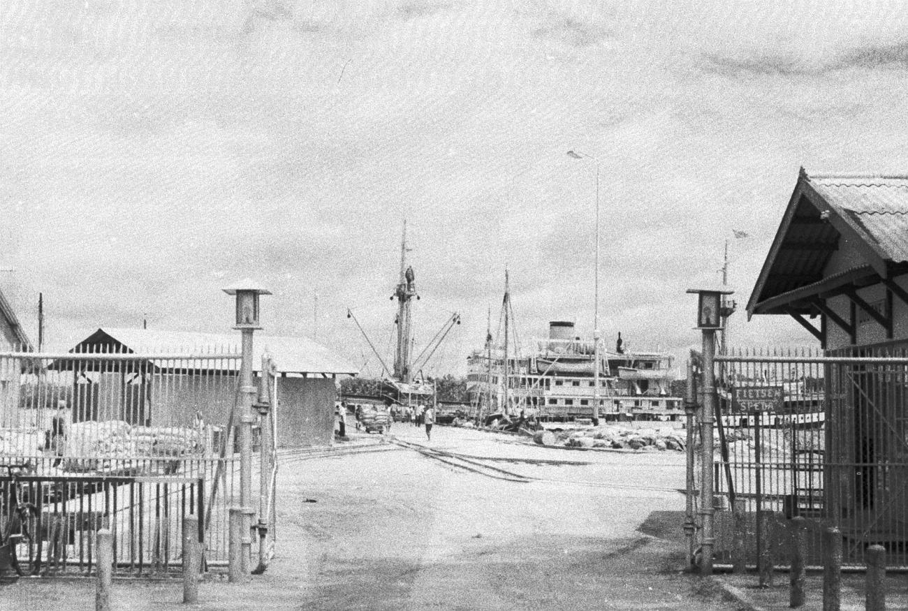 BD/133/793 - 
Zicht op de havenwerf vanaf toegangshek, haven van Hollandia
