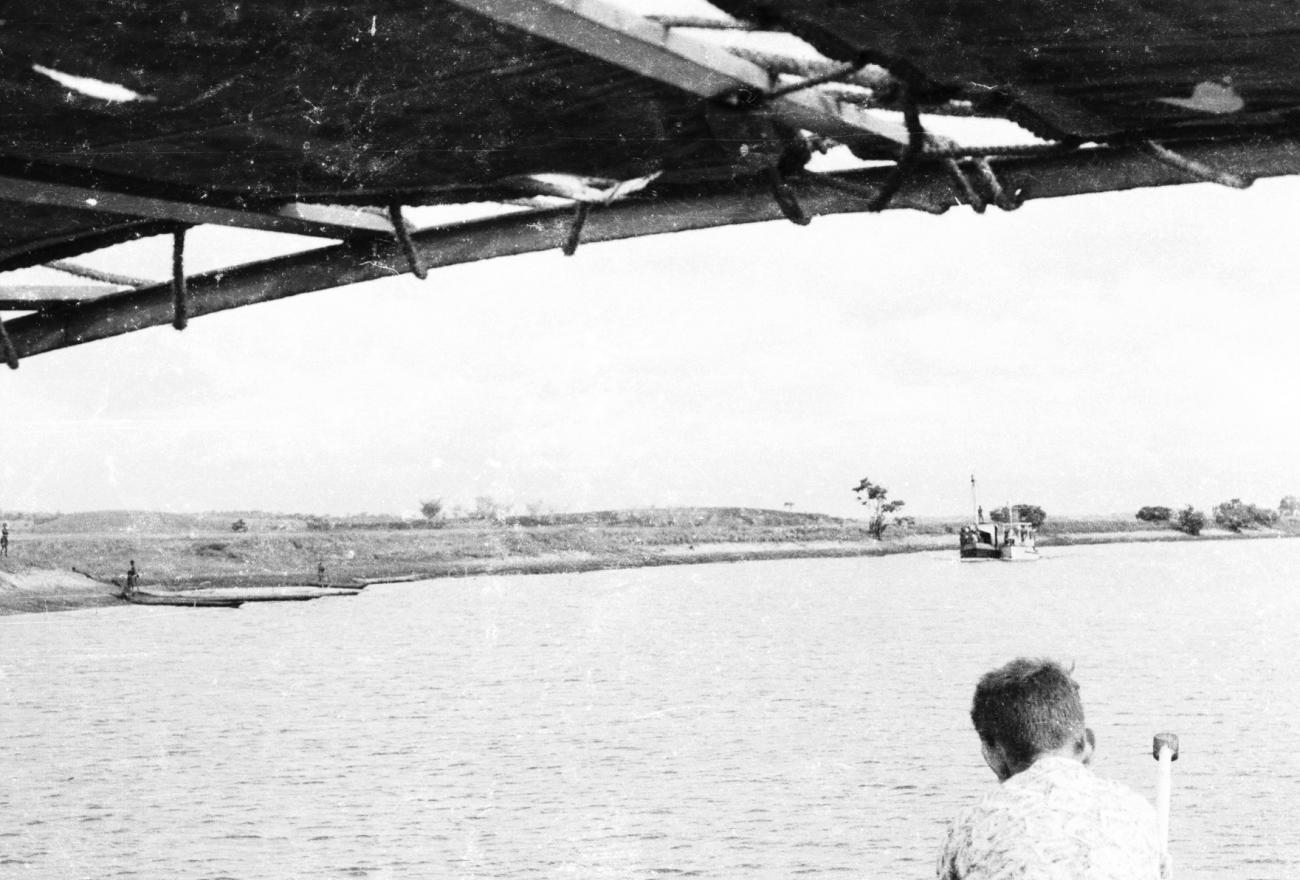 BD/133/867 - 
Rivier met boten en aangelegde prauwen
