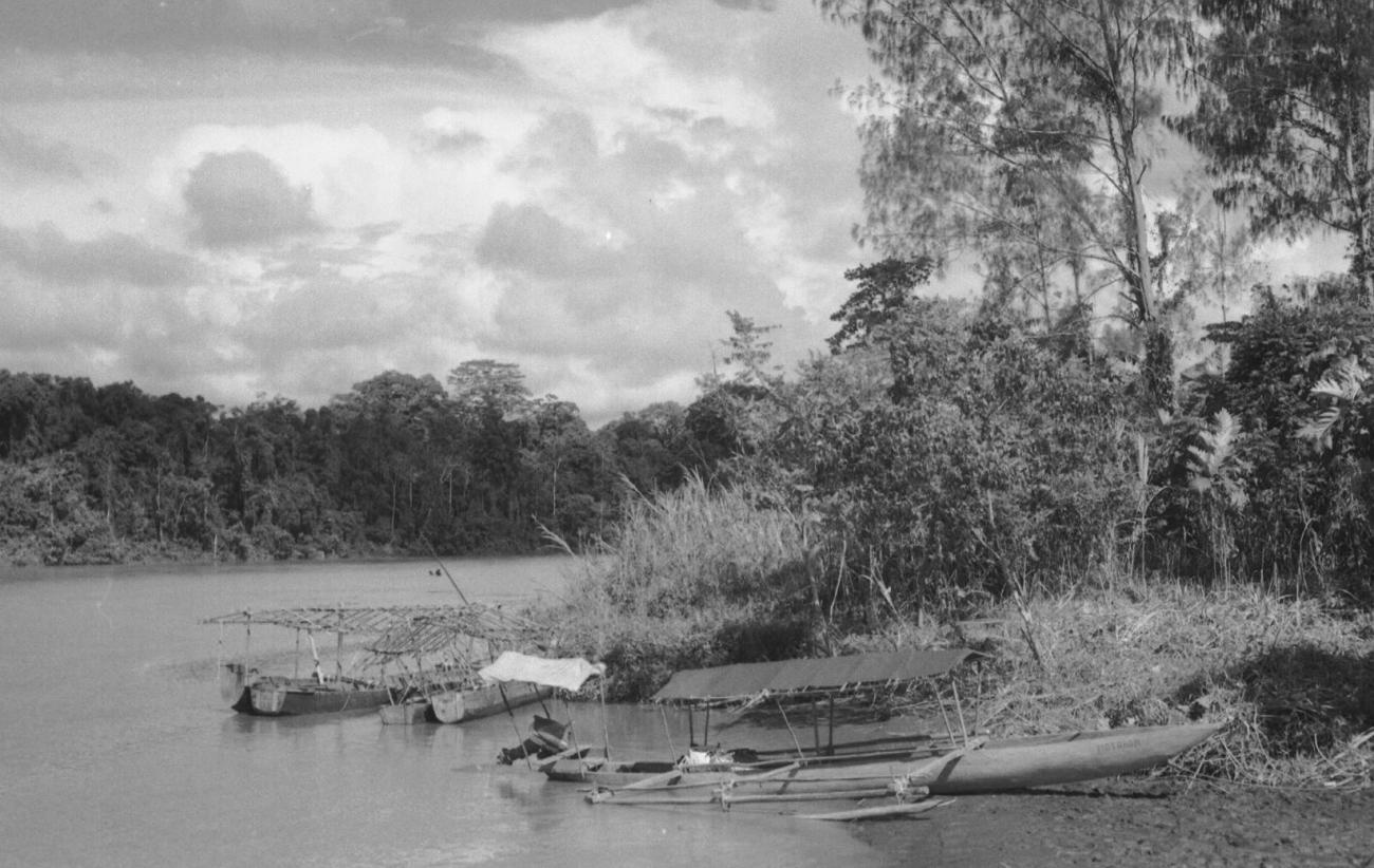 BD/133/90 -
Sarmi-Hollandia: Boten aan de oever van de rivier