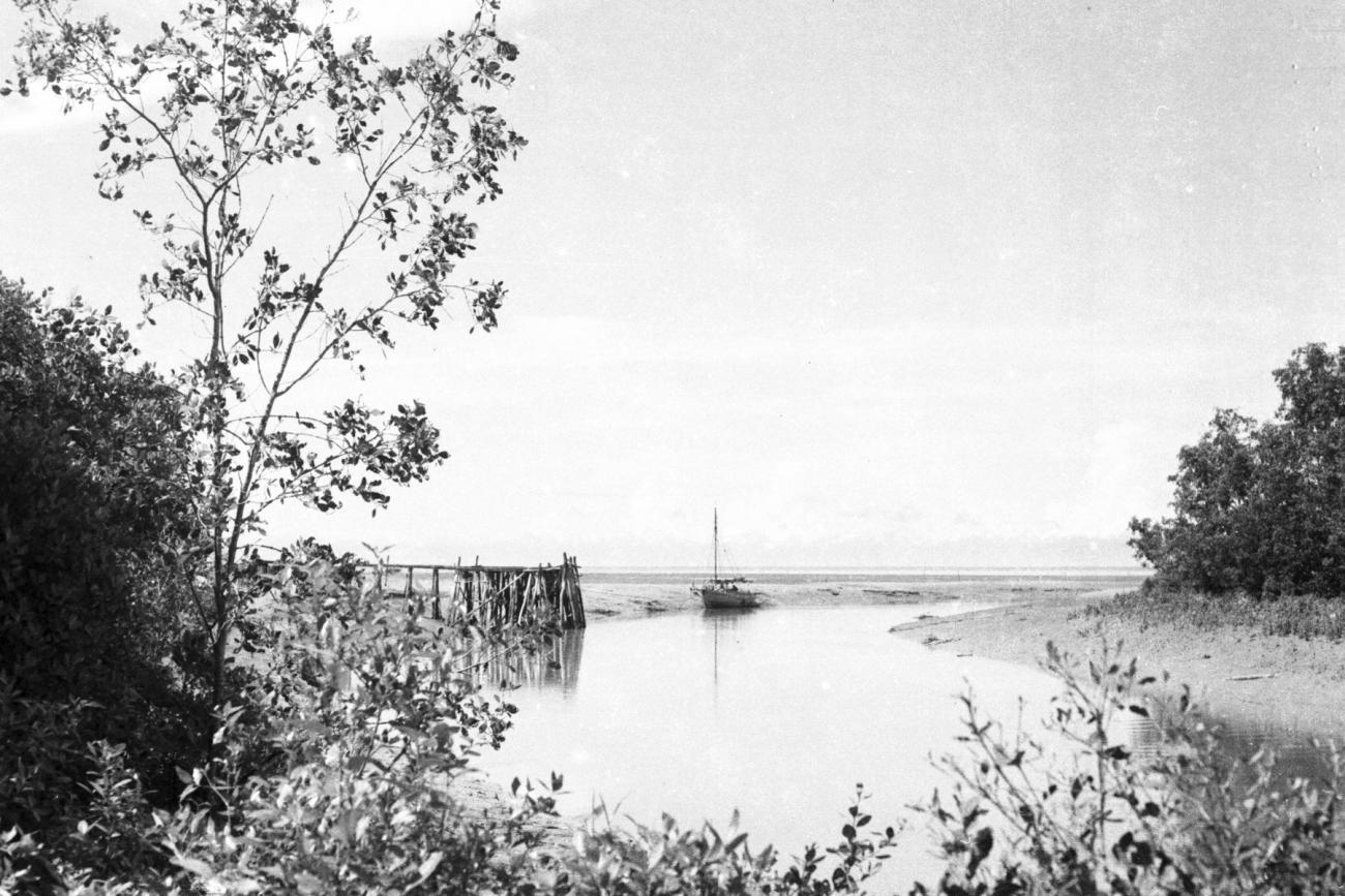 BD/133/939 - 
Kustlandschap met getijdekreek en zeilschip
