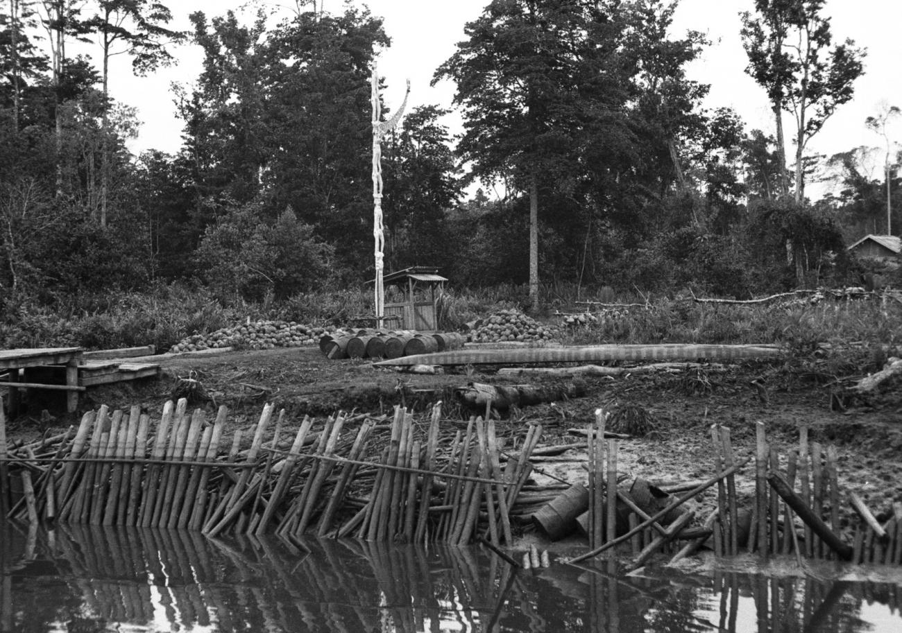 BD/133/964 - 
Beschoeide rivieroever met Bisj-paal en nederzetting
