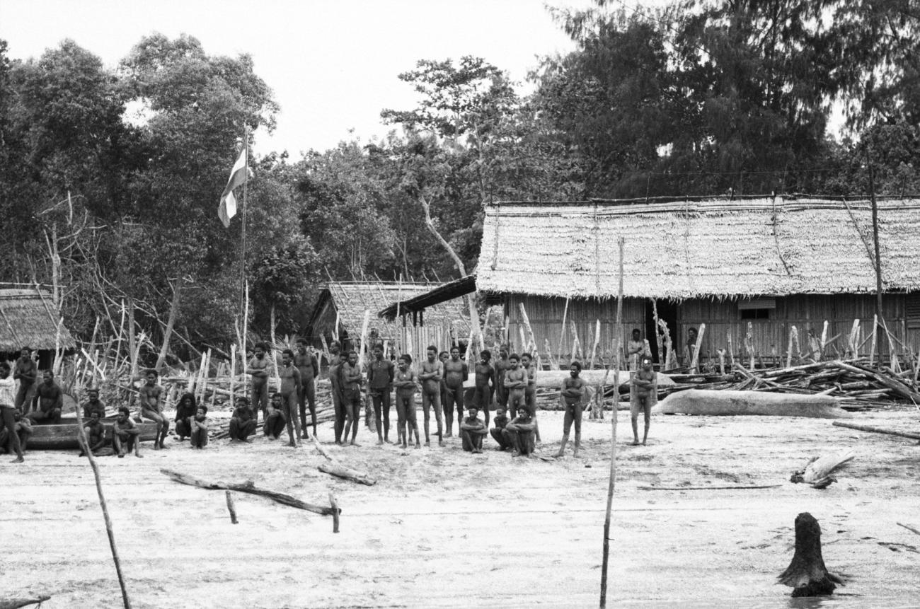 BD/133/975 - 
Nederzetting aan de rivier met groep Asmat
