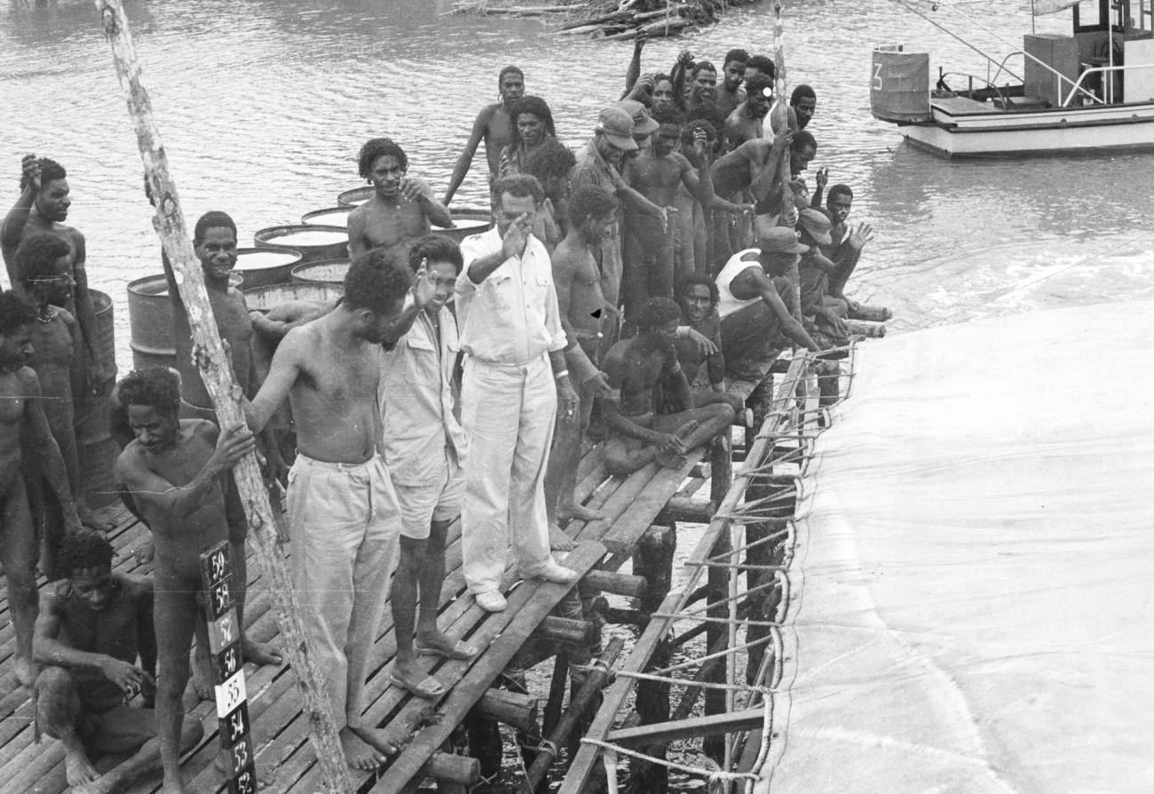 BD/133/989 - 
Groep Papoea&#039;s (Asmat), enkele politiemannen en Indonesi
