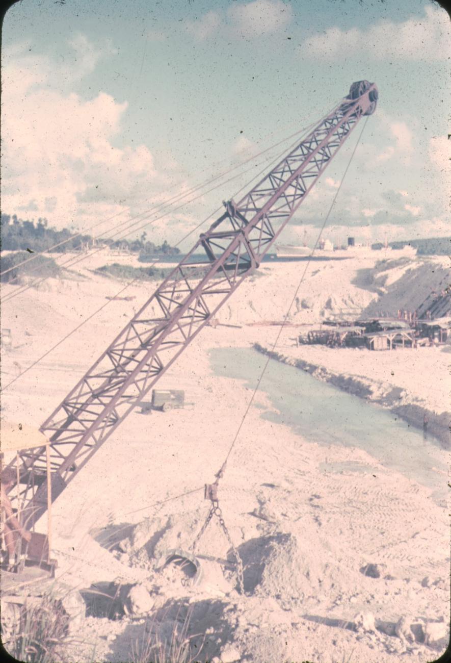 BD/145/236 - 
Bouw sleephelling in Manokwari, o.m. hijskraan
