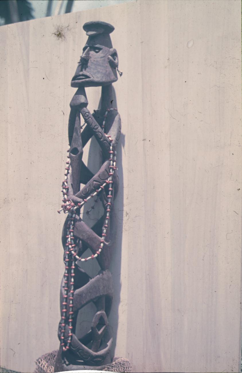 BD/145/266 -
Kota Radya: Collectie dhr. Heines, mensfiguur uit Mimikagebied met kralenketting