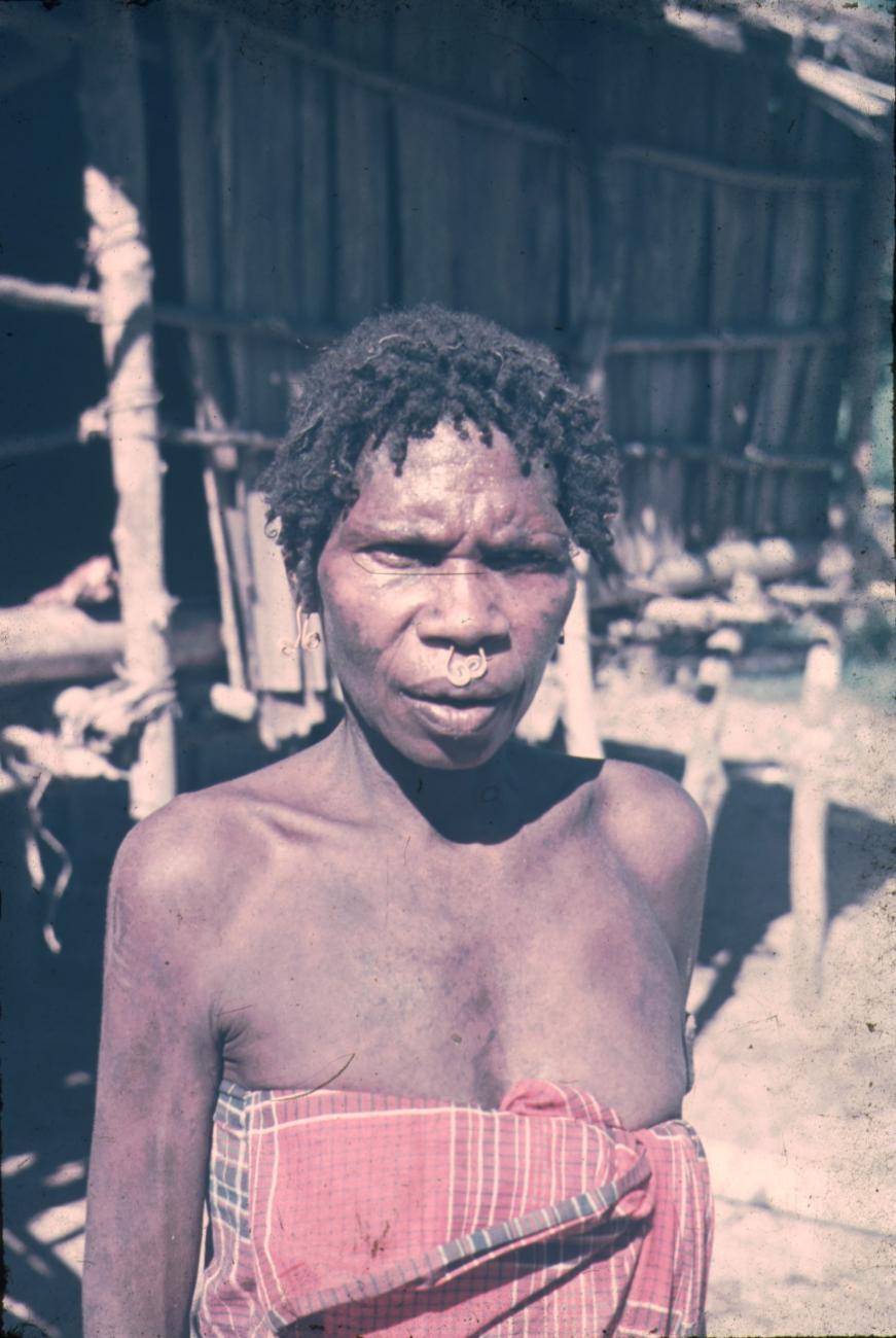 BD/145/292 - 
Tournee in de Vogelkop. Portret vrouw met neusversiering
