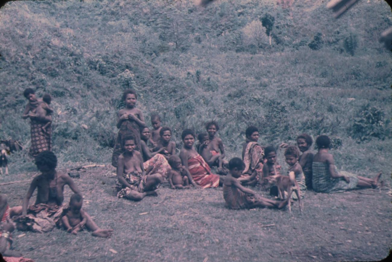 BD/145/293 - 
Tournee in de Vogelkop. Groepsfoto vrouwen met kinderen
