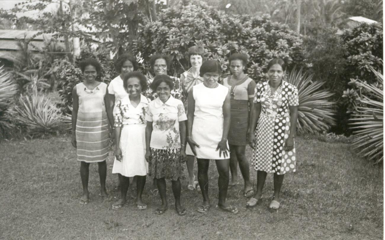 BD/253/27 - 
Groepsfoto van vrouwen in westerse kleding
