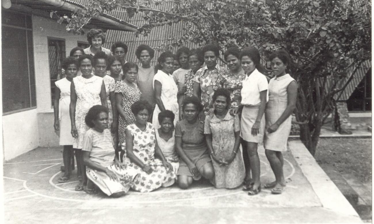 BD/253/2 - 
Groepsfoto van vrouwen in westerse kleding
