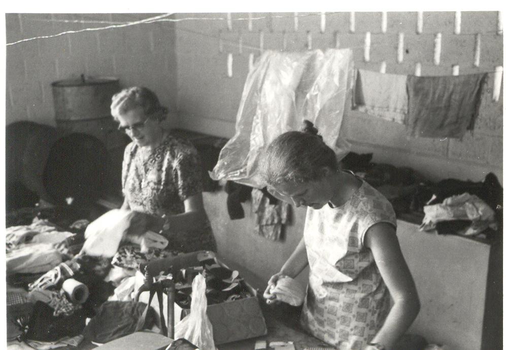 BD/253/40 - 
Twee katholieke zusters met kleding en stoffen

