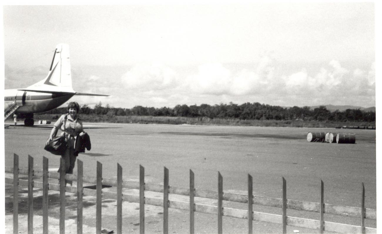 BD/253/44 - 
Een katholieke zuster op het vliegveld
