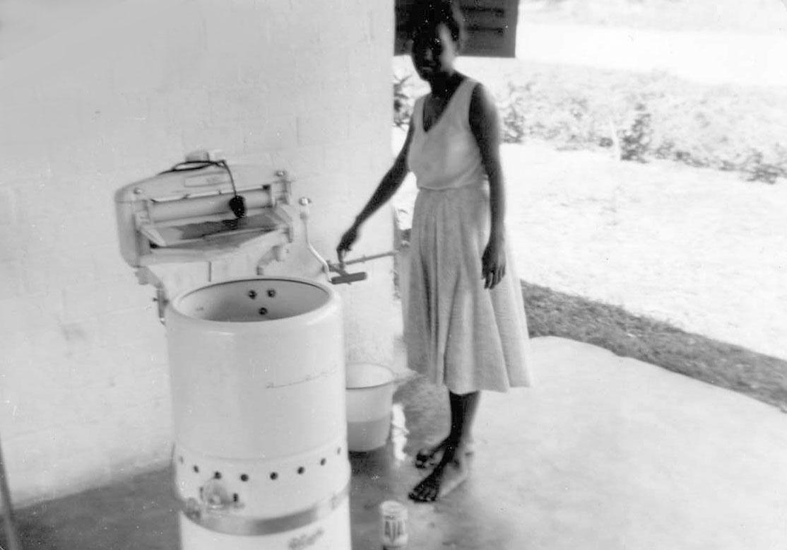 BD/277/50 -
Vrouw bij wasmachine "langzaamwasser" met wringer