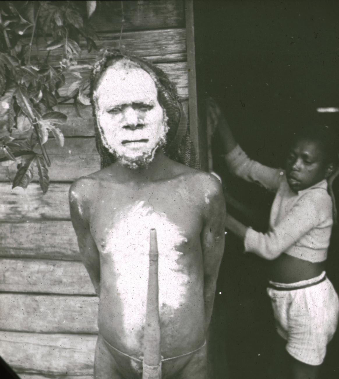 BD/329/17 -
Portret van een Papoea-man met een peniskoker, met witbeschilderd gelaat en borst