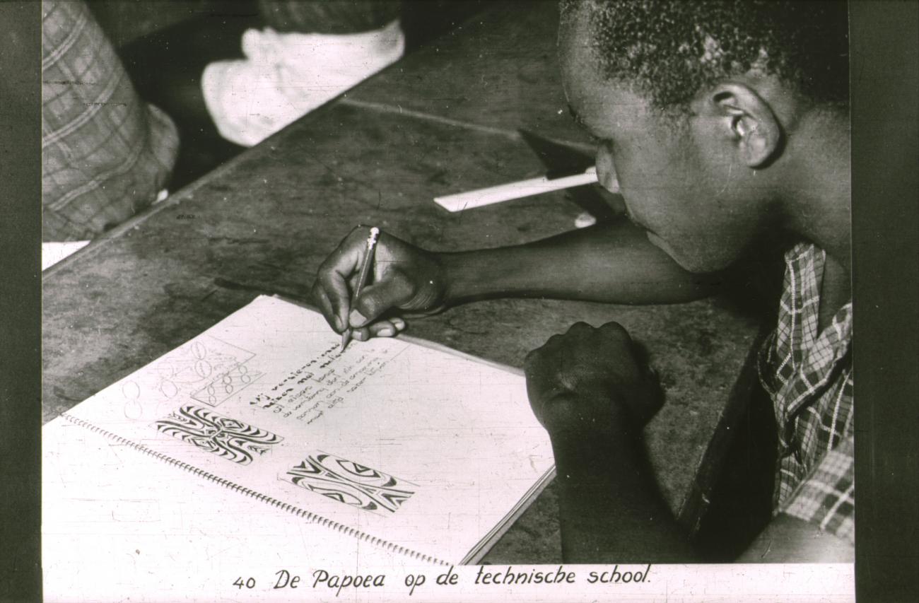 BD/186/115 - 
Papoeajongen op de technische school

