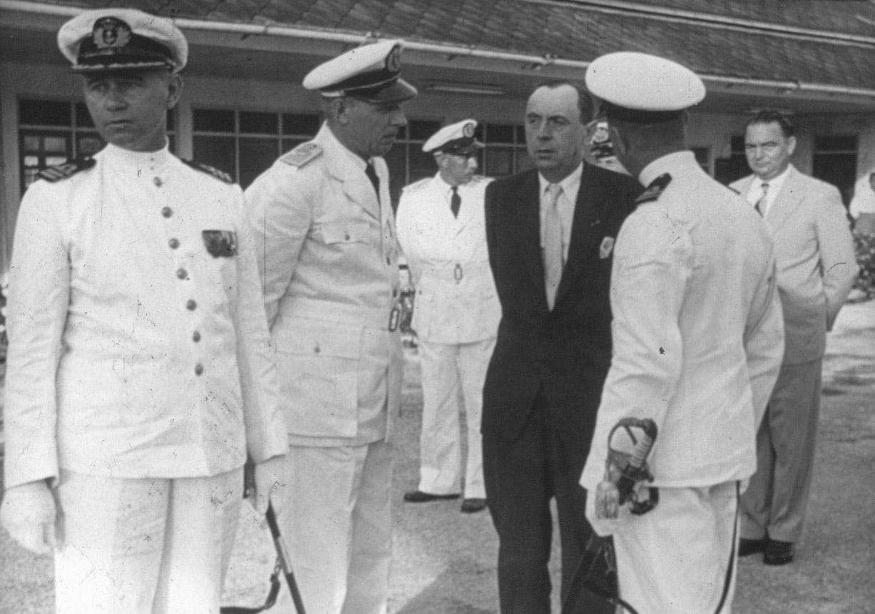 BD/285/127 - 
Jan van Baal met officieren
