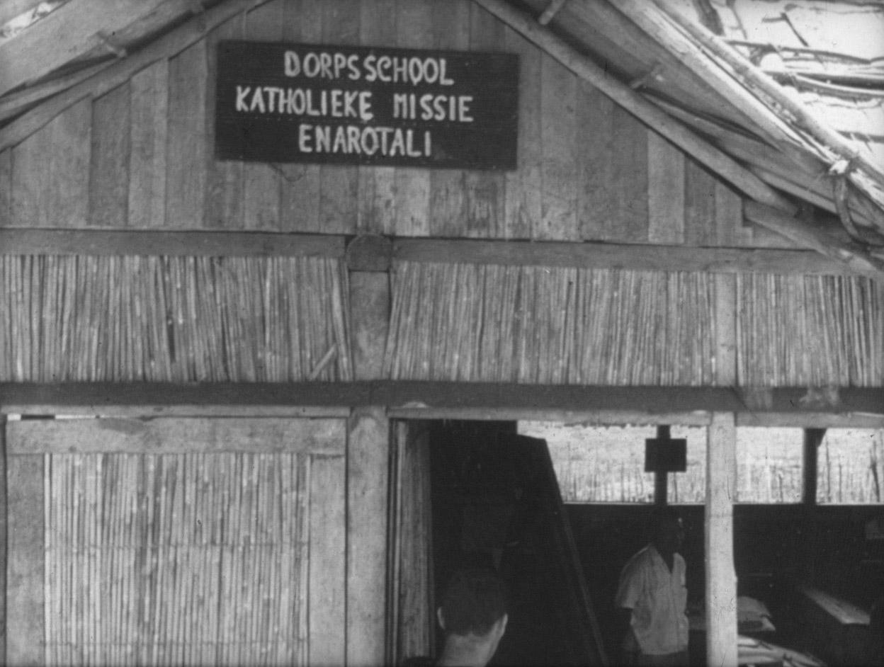 BD/285/172 - 
Dorpsschool katholieke missie Enarotali
