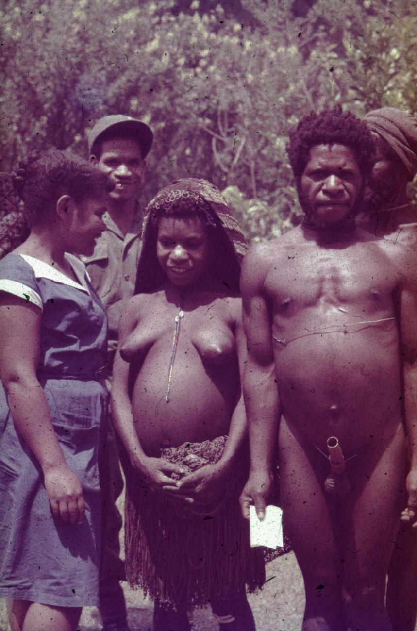 BD/289/209 - 
met o.m. vrouw met draagtas waarin baby
