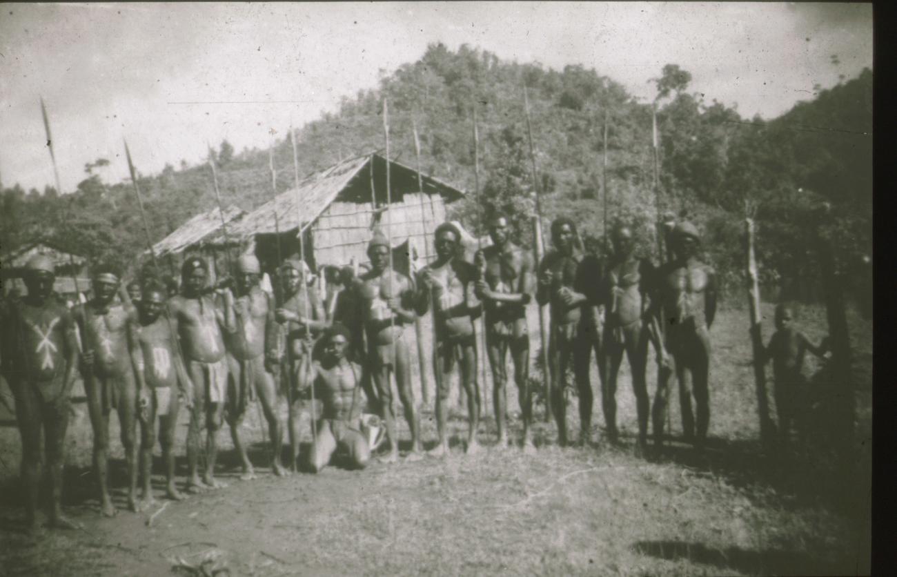 BD/309/149 -
Groep mannen in traditionele kleding met speren