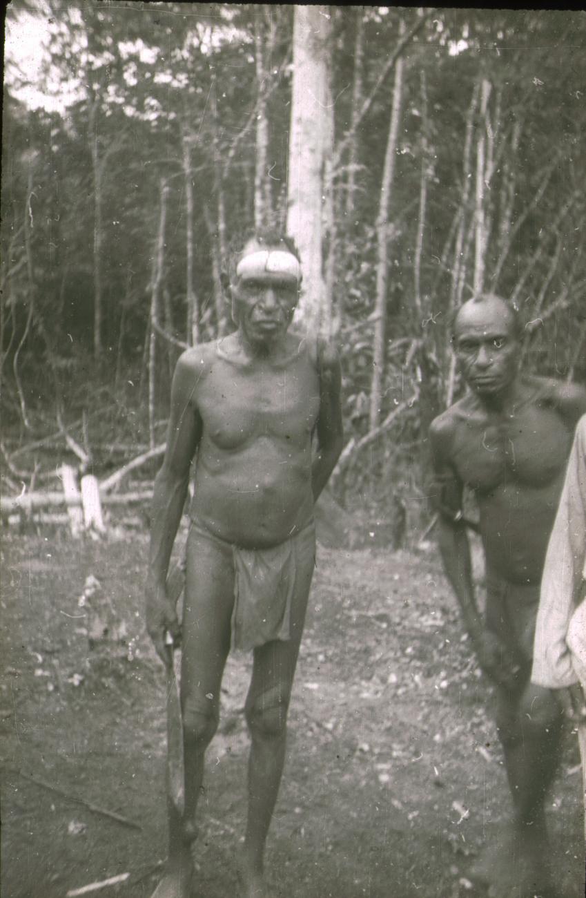 BD/309/156 - 
Twee mannen  uit de Vogelkop met machete
