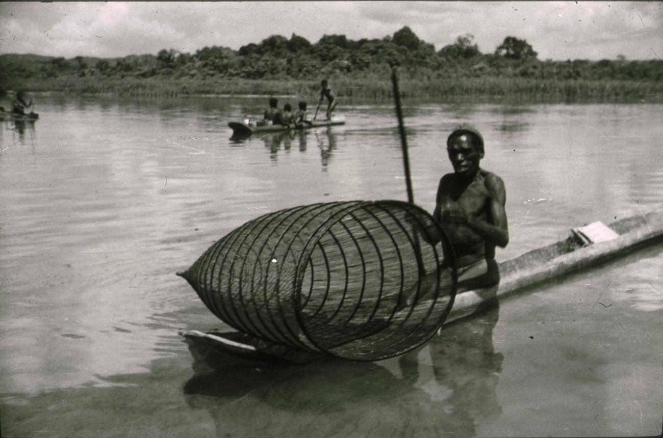 BD/309/174 -
Mannen met prauwen op water,