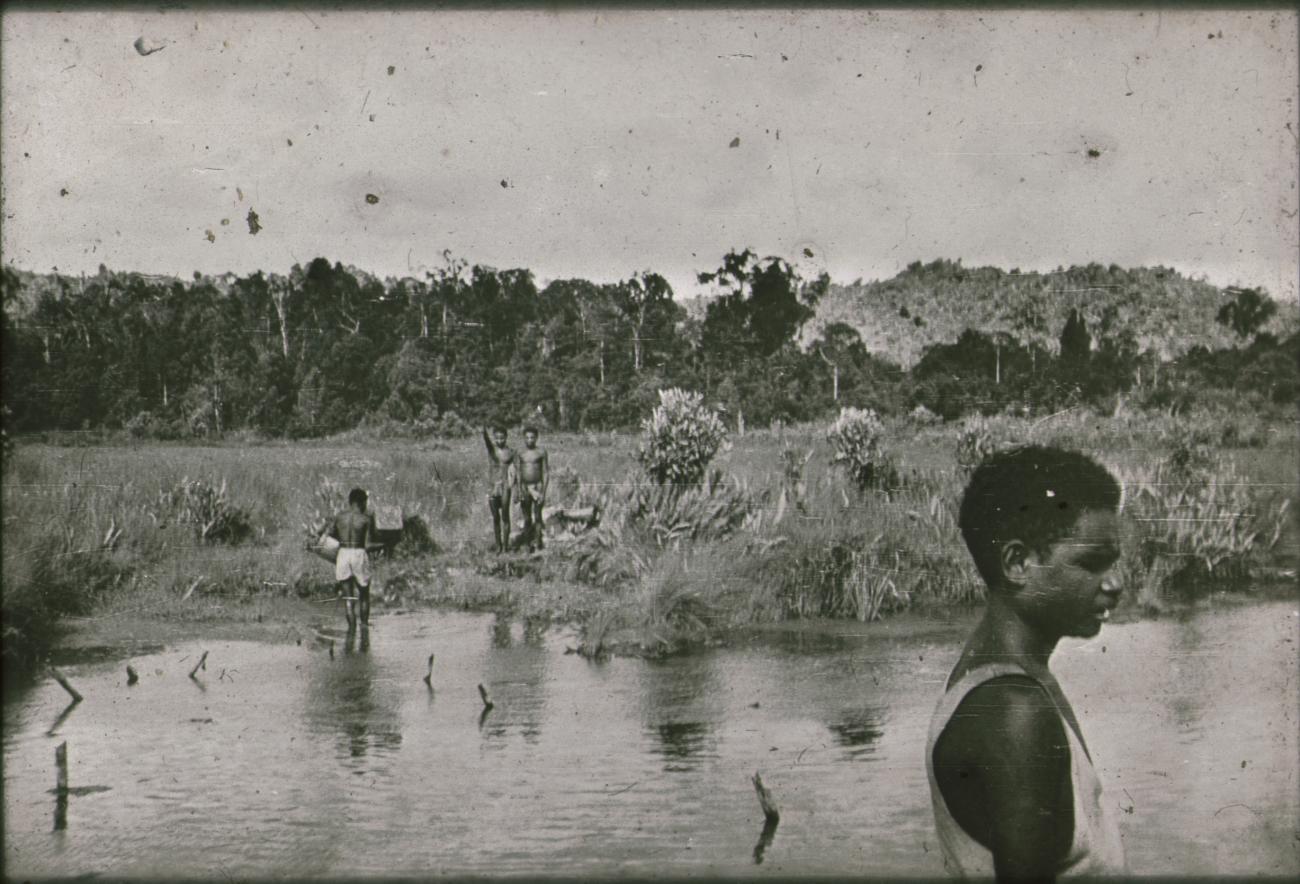 BD/309/175 -
Landschap met mannen op de oever