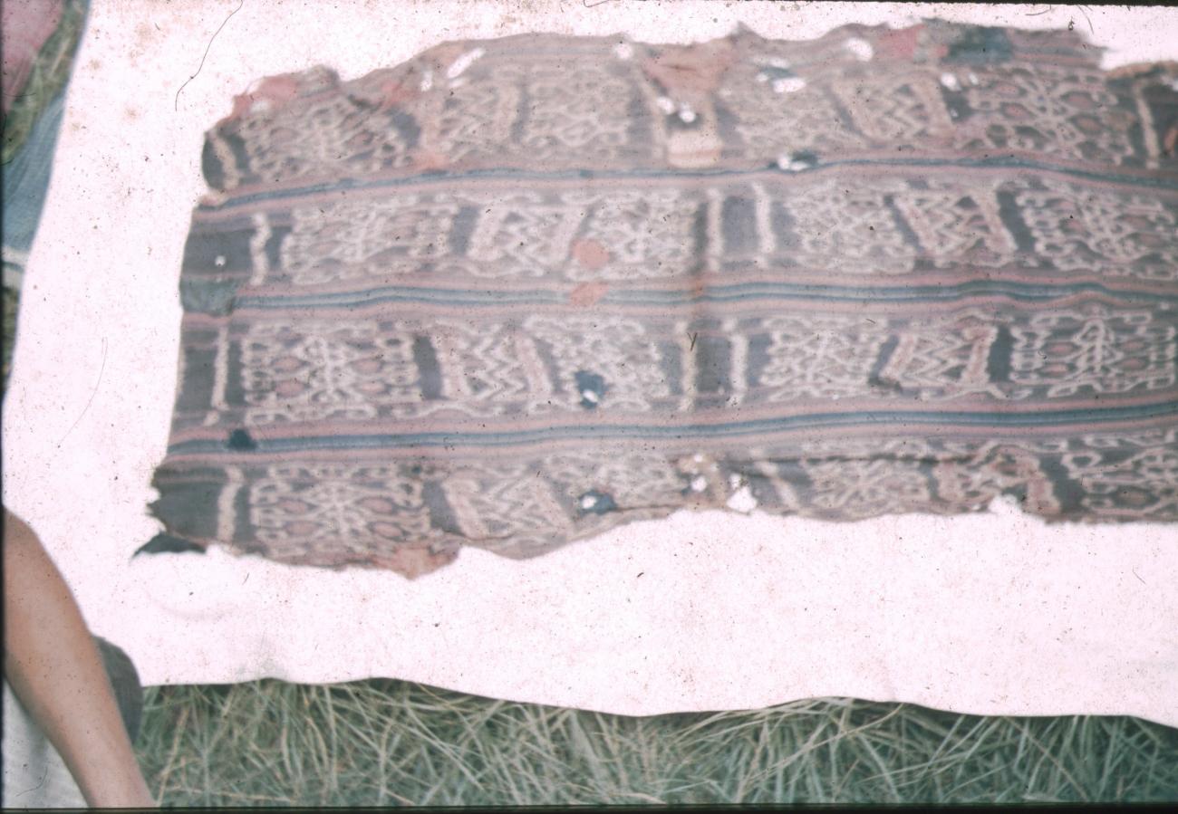 BD/309/187 -
Geweven doek, Kain Timur, met ceremoni