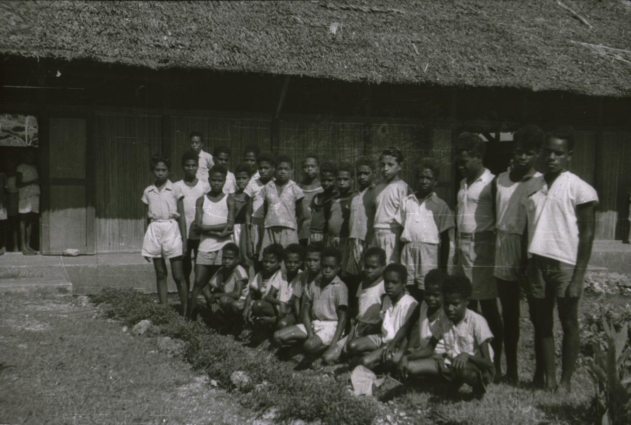 BD/309/221 -
Groepsfoto met leerlingen van de Jongens Vervolgschool JVVS in Teminabuan