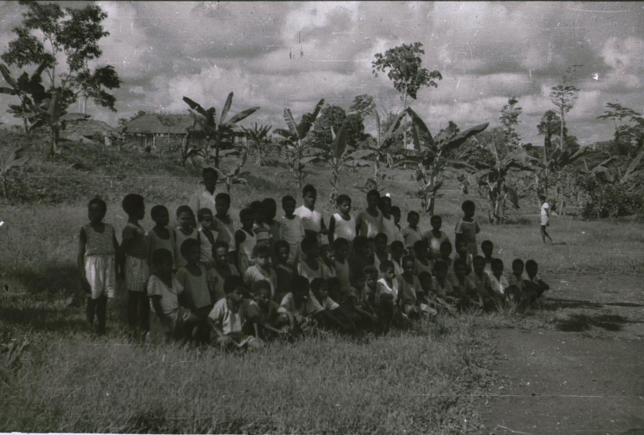 BD/309/227 -
Groepsfoto van leerlingen van de Jongens Vervolgschool JVVS in Teminabuan