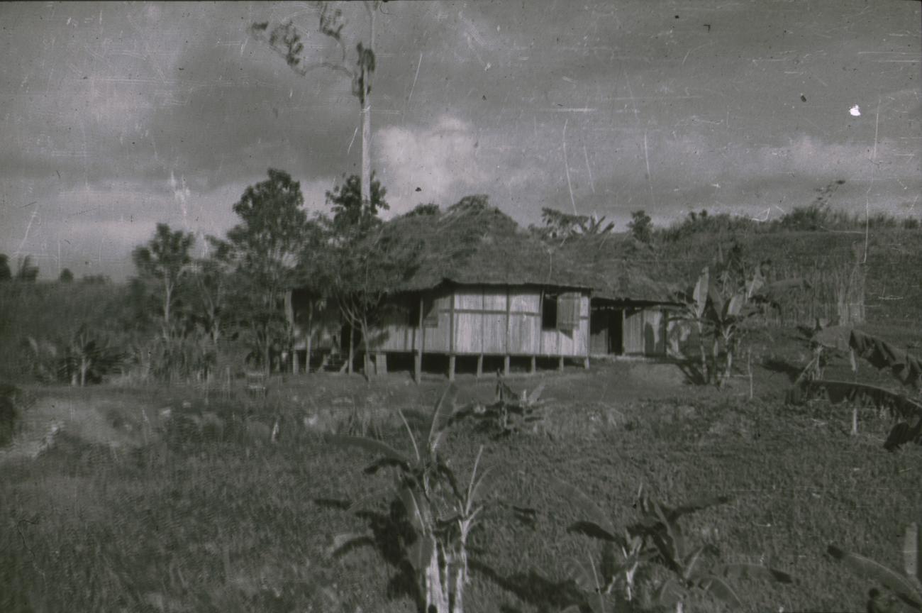 BD/309/230 -
Terrein met gebouwen van de Jongens Vervolgschool in Teminabuan