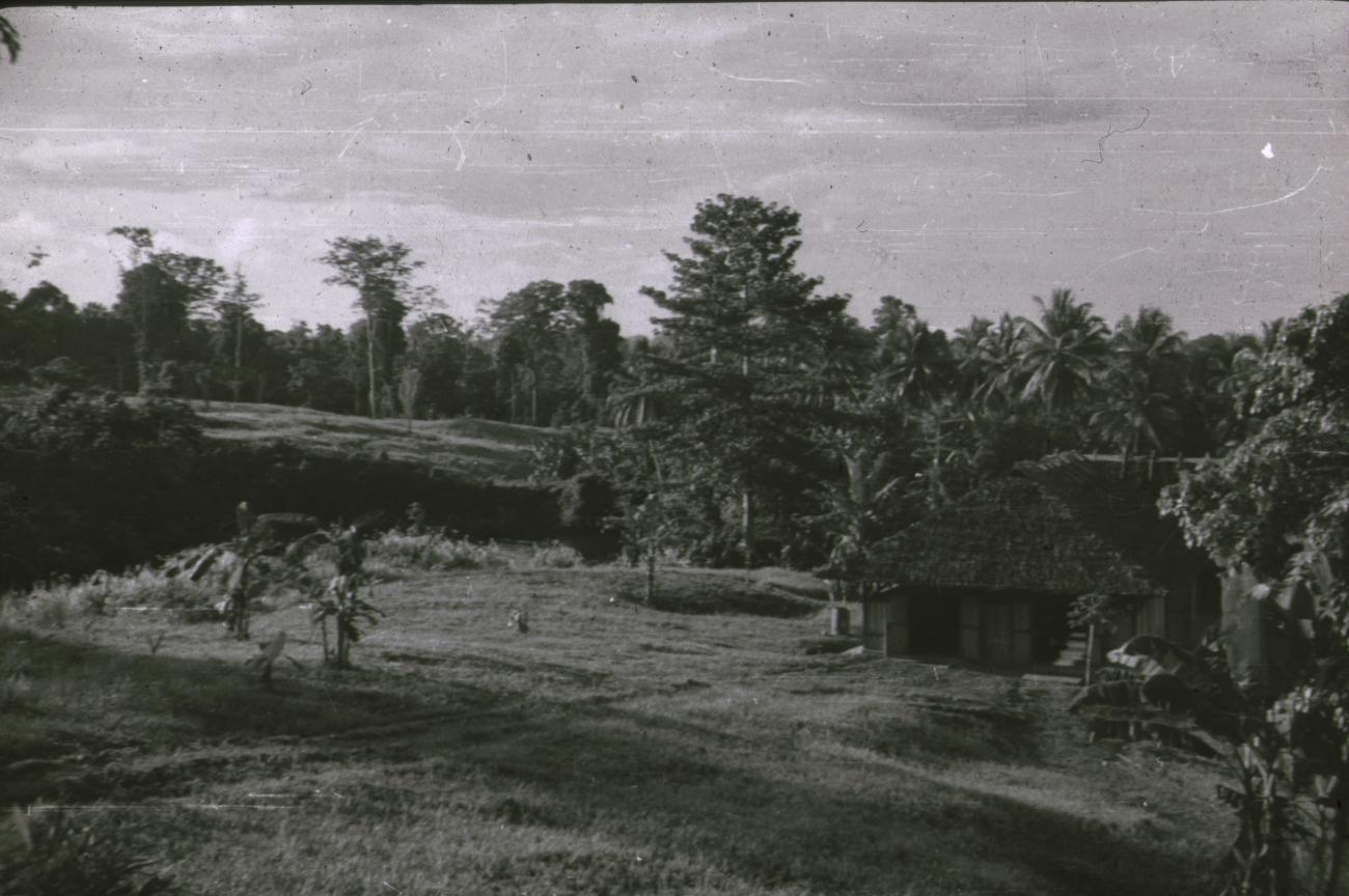 BD/309/231 -
Terrein met gebouwen van de Jongens Vervolgschool in Teminabuan
