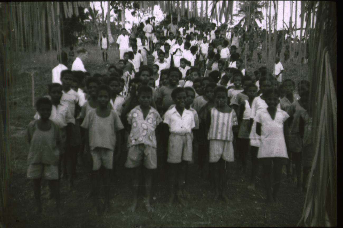 BD/309/232 -
Groepsfoto van leerlingen van de Jongens Vervolgschool JVVS in Teminabuan