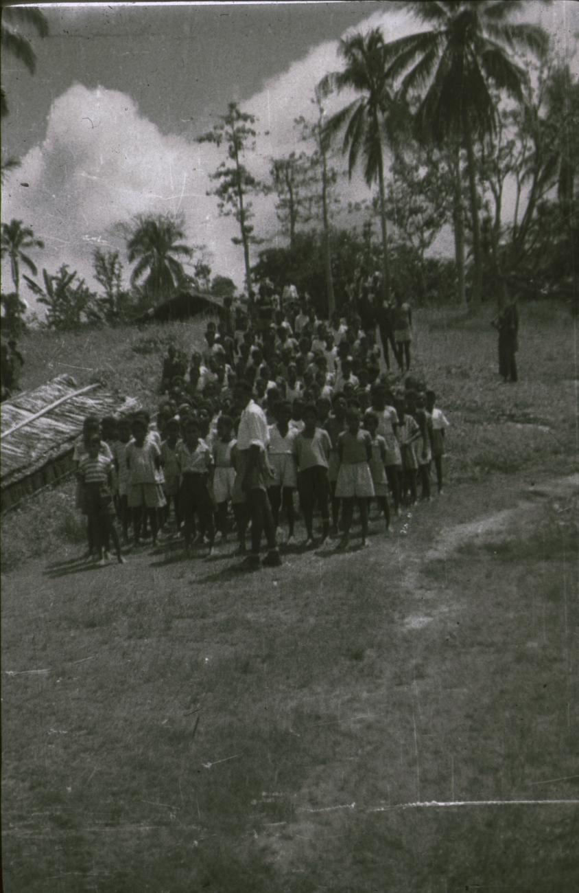 BD/309/233 -
Groepsfoto van leerlingen van de Jongens Vervolgschool JVVS in Teminabuan