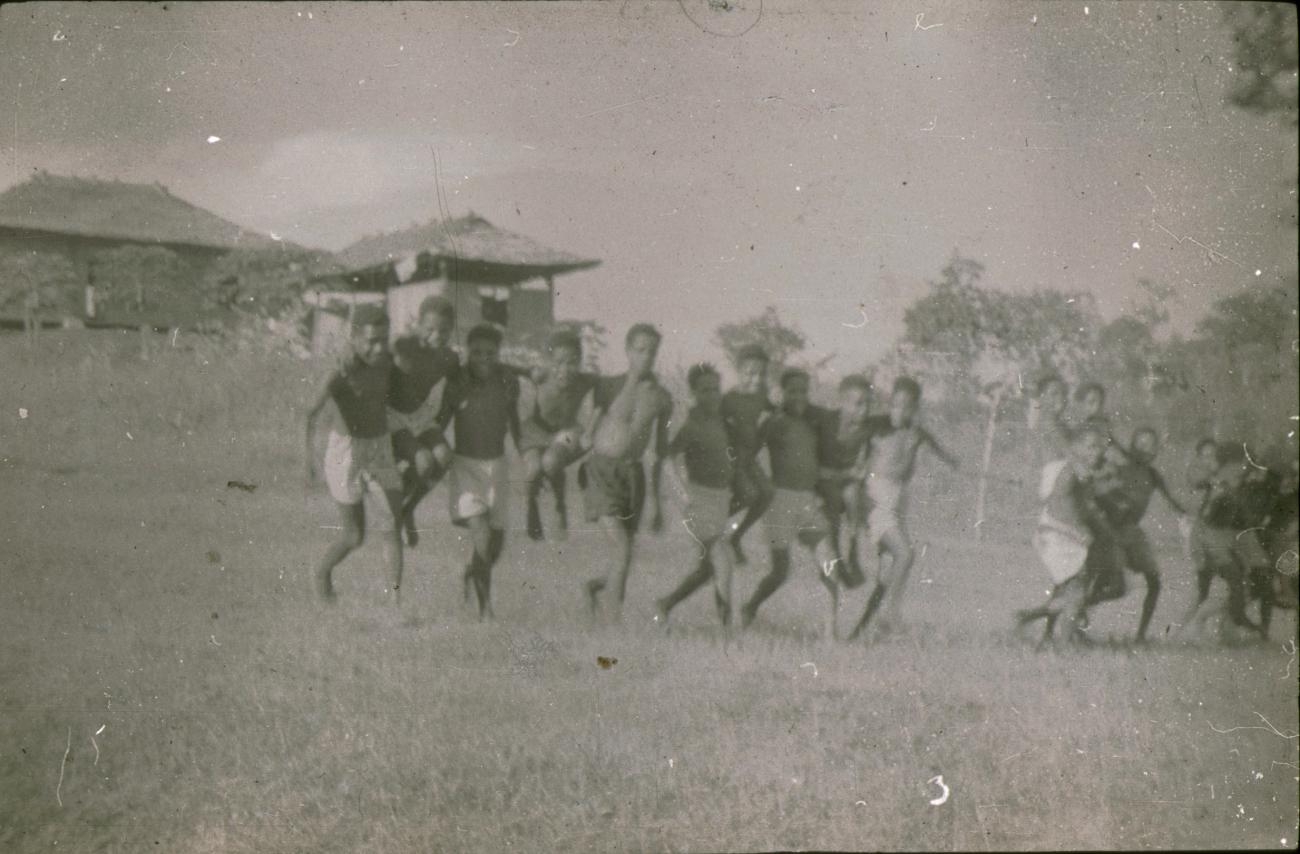 BD/309/234 -
Spelende en sportende leerlingen van de Jongens Vervolgschool JVVS in Teminabuan