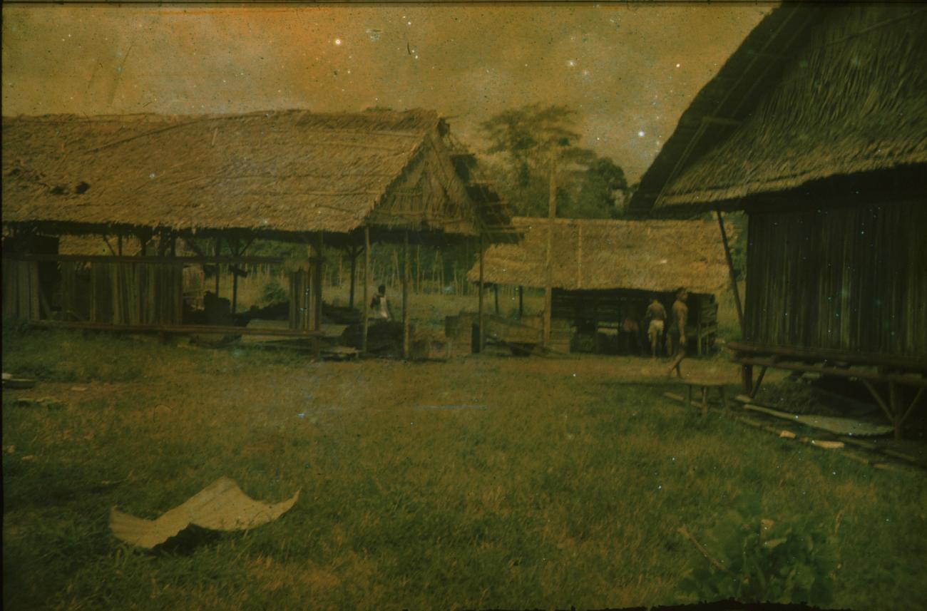 BD/309/287 -
Dorpsgezicht met enkele traditionele gebouwen en personen